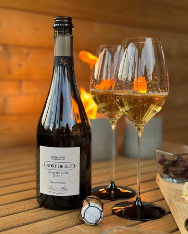 Ein Tisch voller Köstlichkeiten, ein besonderer Champagner – diesmal ein reiner Meunier-Champagner, der mich begeistert hat. 🥂

Auf dem…