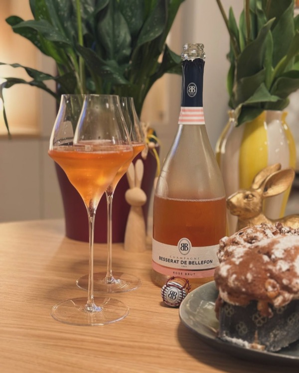 Heute Nachmittag: Eine Colomba Cioccolata von der Bäckerei @martinauerbrot – luftig, buttrig, mit richtig guter Schokolade.
​
Dazu im Glas:…