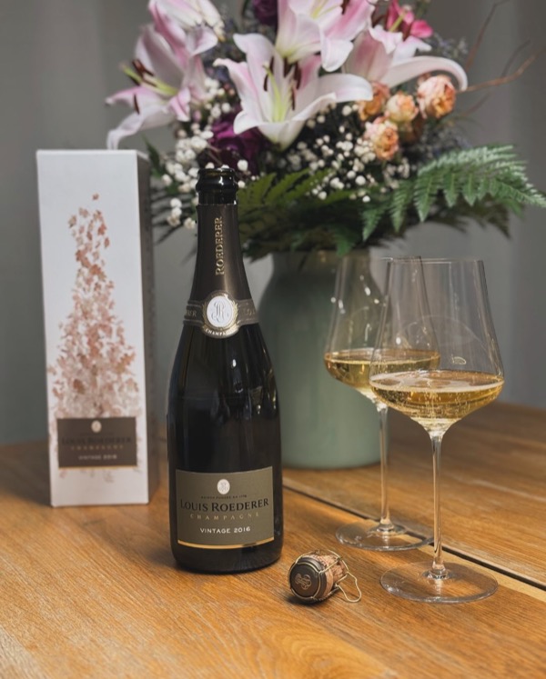 Nachdem ich bisher von @louisroederer_ nur die Collection 242 und 243 probiert hatte war es an der Zeit, tiefer in Roederers Stil einzutauchen – mit…