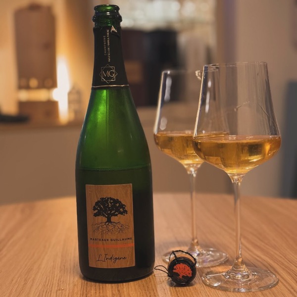 Freitagabend, keine großen Pläne, aber Lust auf etwas Besonderes – also habe ich den L’Indigène Extra Brut von @champagnemgmarteauxguillaume…