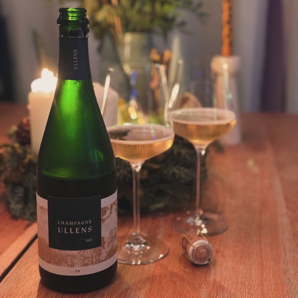 Heute habe ich den Ullens Lot 09 Extra Brut von @domainedemarzilly für unseren traditionellen Adventsteller ausgewählt – ein besonderer Moment, den…