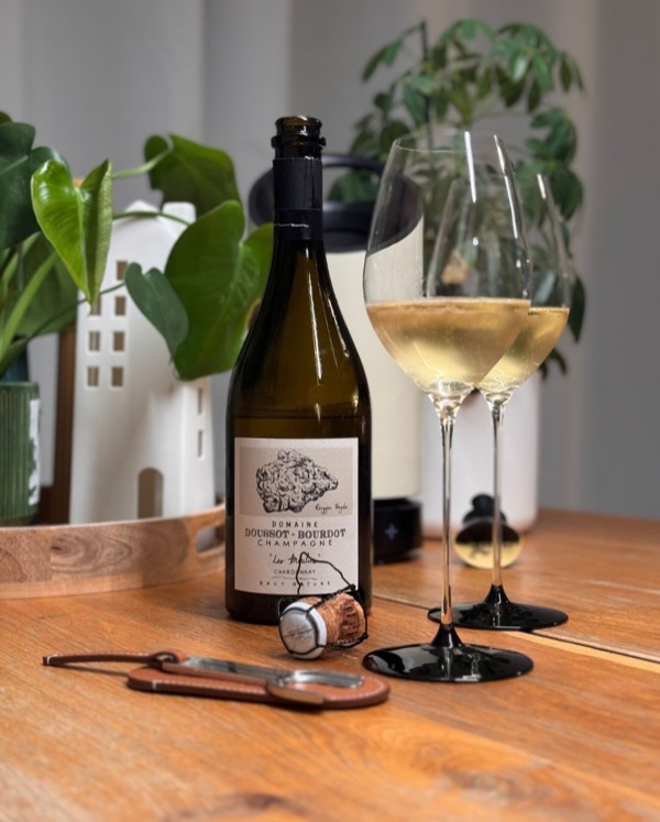 Manchmal öffnest du eine Flasche – und sie hat sofort ihren eigenen Charakter. 
Beim Les Moulins von @domainedoussotbourdot war klar: Das wird ein…