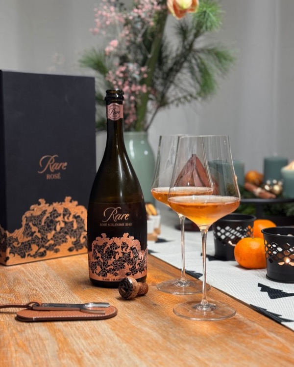 Es gibt Flaschen, die man für besondere Momente aufhebt – und sich irgendwann fragt, wann dieser Moment eigentlich sein soll. 
Gestern, an Nikolaus,…