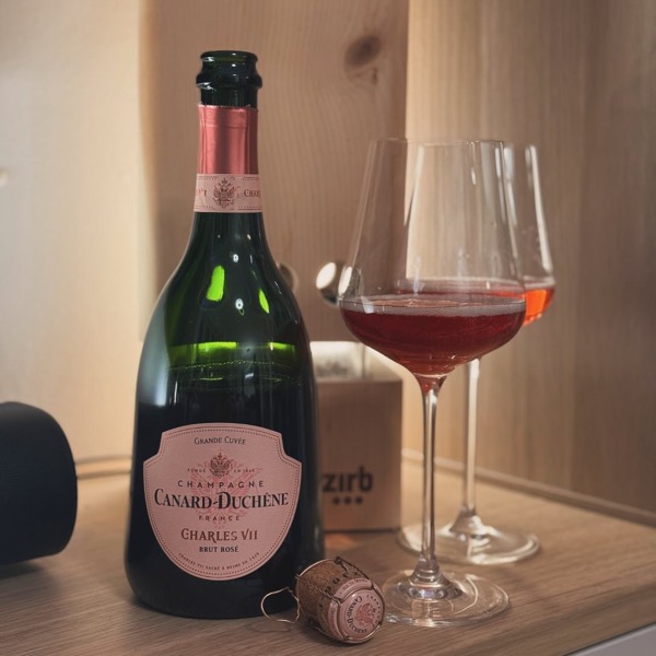 Ein ganz normaler Abend, ein ganz unkomplizierter Champagner – heute habe ich den @canardduchene - Grand Rosé geöffnet. 🍾 Fruchtige Noten von…