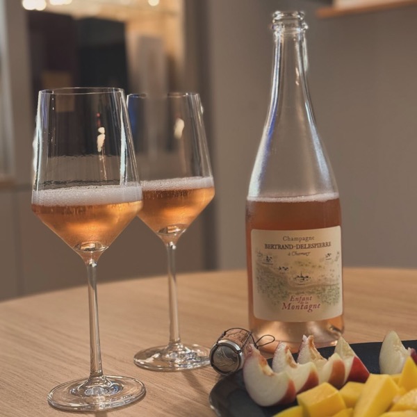 Manchmal bringt ein Champagner nicht nur Genuss, sondern auch spannende Erkenntnisse. gestern Abend habe ich noch den @champagne_bertranddelespierre…