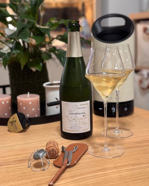 Gestern habe ich die Cuvée Minéral von @champagne_espritchapuy geöffnet.

Ein 100 % Chardonnay Grand Cru aus Oger, Basisjahr 2014, mit 30 %…