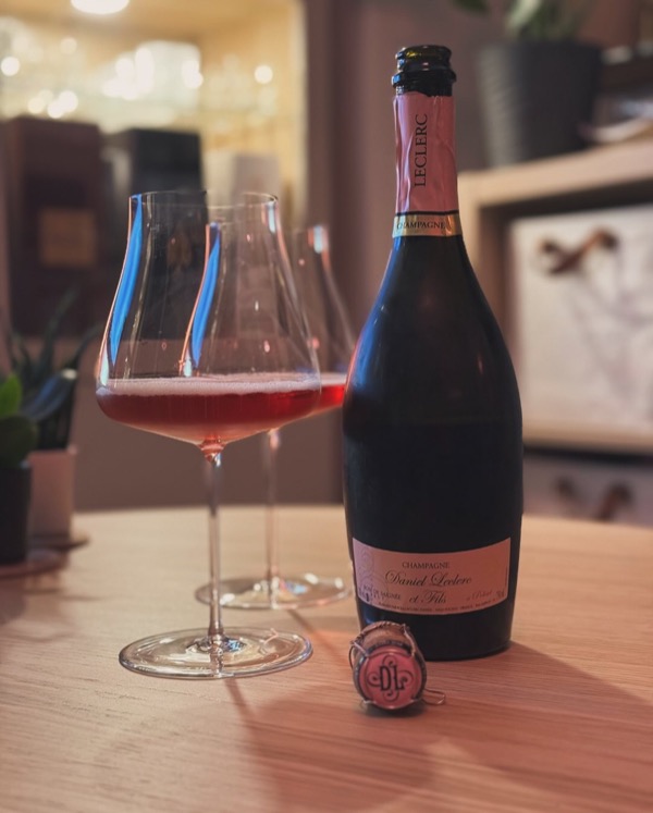 Nach der Cuvée Gabin von @champagne.daniel.leclerc war der nächste Schritt klar: Vergleich mit dem Rosé de Saignée. Gleicher Jahrgang, gleicher…