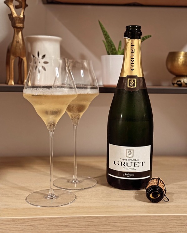 Ich geb’s zu – beim @champagne_gruet - Sélection Brut hatte ich echt ein bisschen Bammel. Die günstigste Flasche Champagner, die ich je gekauft habe…