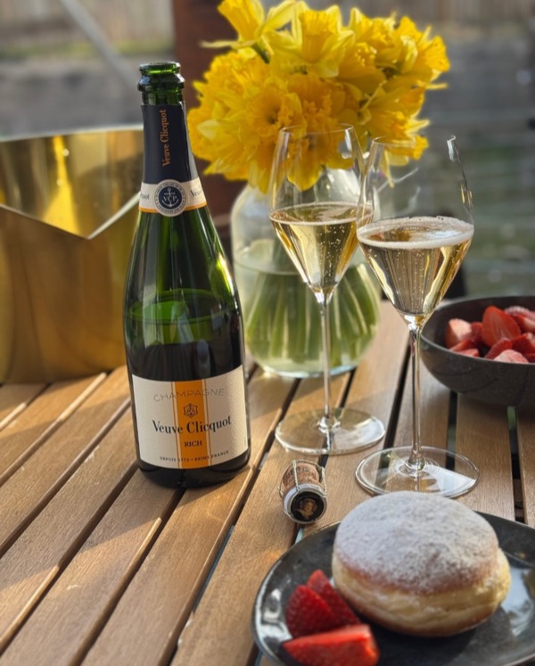 Eigentlich habe ich im Keller kaum Champagner mit einer Dosage höher als Brut – aber heute war es mal anders. Warum? Weil meine Frau diesen…