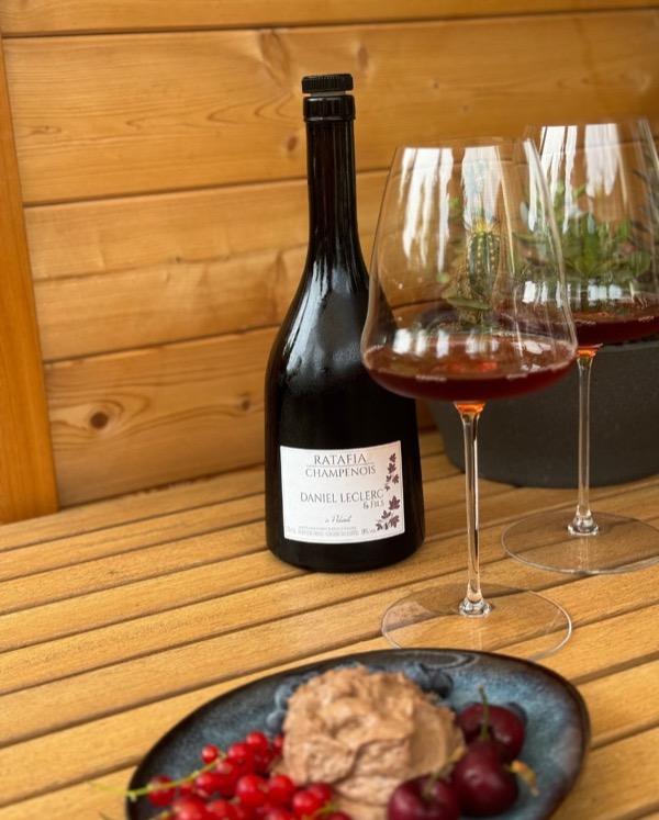 Heute gab’s noch ein fluffiges Schokomousse aus dunkler Schokolade, dazu frische Johannisbeeren, Kirschen und Heidelbeeren.
​
Ziemlich süß. Ziemlich…