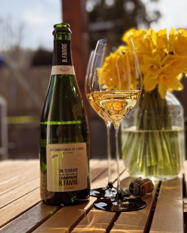 Heute – ein großes Paket von @riedel_official vor der Tür! 🎁 5 neue Gläser, darunter das neue Fatto a Mano Black Tie Champagnerglas, das ich direkt…