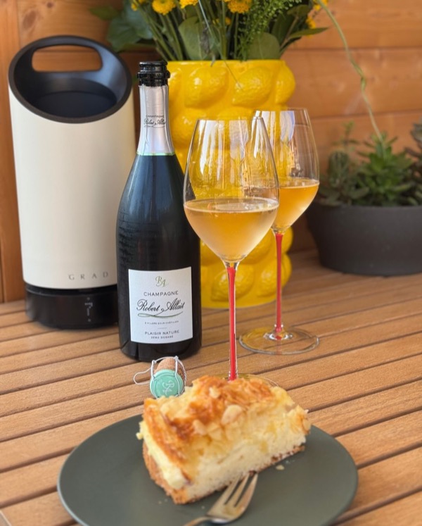 Bienenstich. 
Mit Vanillecreme. Mandeln. Süß, weich, cremig.

Und dazu? Kein Kaffee, kein süßer Champagner, kein Demi-Sec – sondern: 
​…