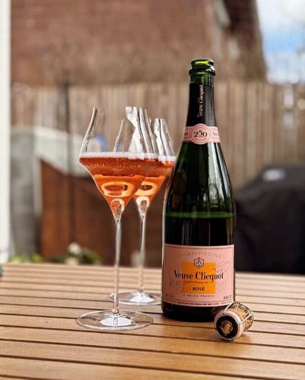 Heute gab’s zum Samstagnachmittag einen Klassiker: @veuveclicquot Rosé, serviert im eleganten Champagnerglas von @josephinenhutte.

Die Farbe:…