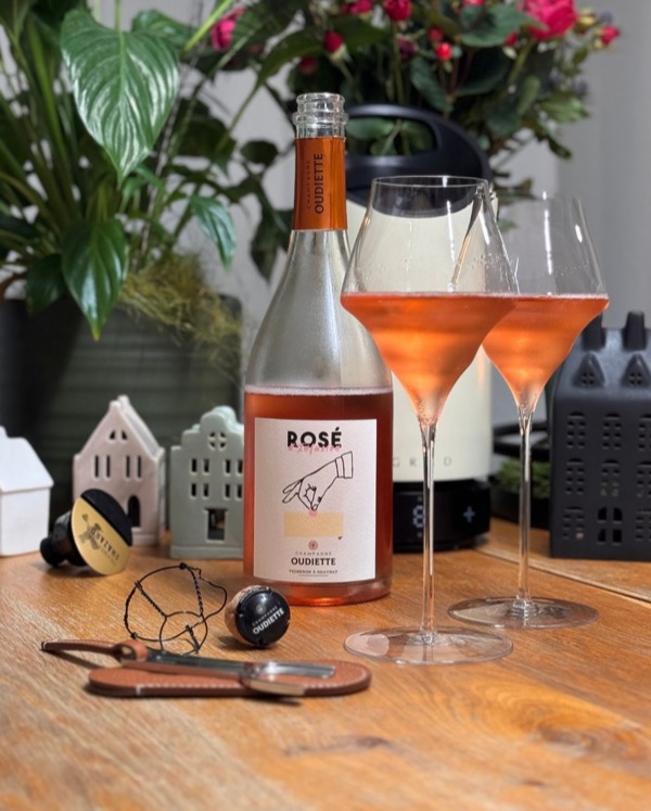 Das Cover der heutigen Flasche wirkt auf den ersten Blick fast spielerisch.

Eine Hand, eine einzelne Traube, darunter der Wein. 
Und genau so…