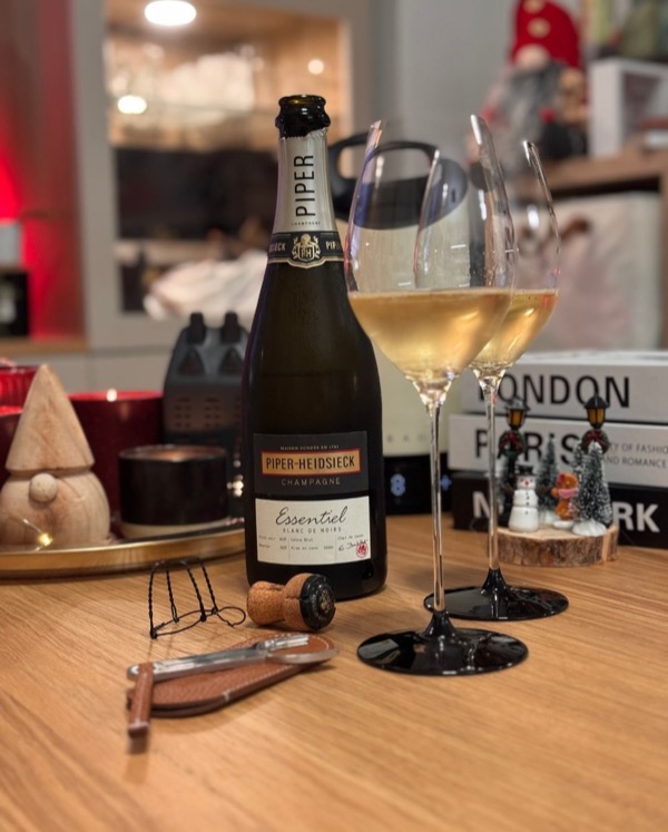 Der Essentiel Blanc de Noirs von @piper_heidsieck ist eine Flasche, bei der nicht auf Opulenz gesetzt wird, sondern auf Struktur, Präzision und…