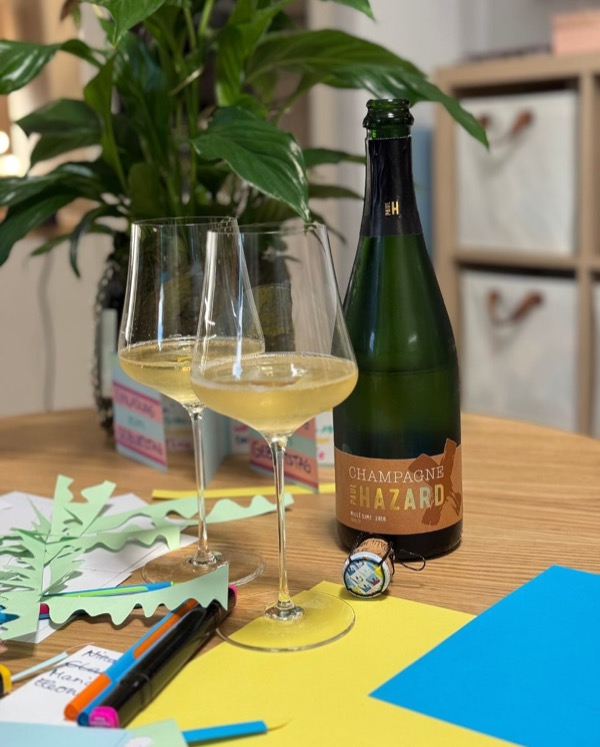 Zwischen Glitzerkleber und Grand Cuvée

Wir basteln. Mit Glitzer, Papier, Kleber – auf dem Wohnzimmer-Tisch. 
Geburtstagseinladungen für einen ganze…