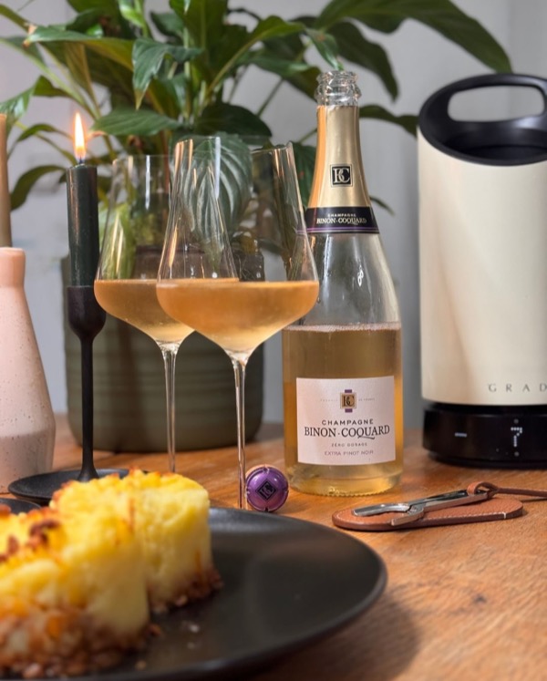 Wir kochen gut aber oft bodenständig und wenn ich dann das perfekte Pairing gefunden habe, bin ich immer wieder überrascht, wie gut Champagner hier…