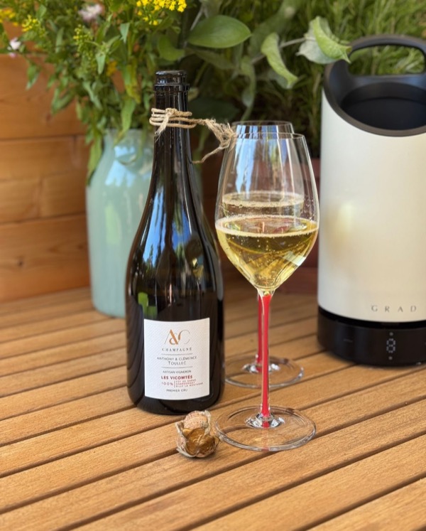 Wer sagt eigentlich, dass Champagner öffnen immer elegant aussieht?

Die Flasche Les Vicomtes von @champagneaetctoullec kommt mit einer Ficelage aus…