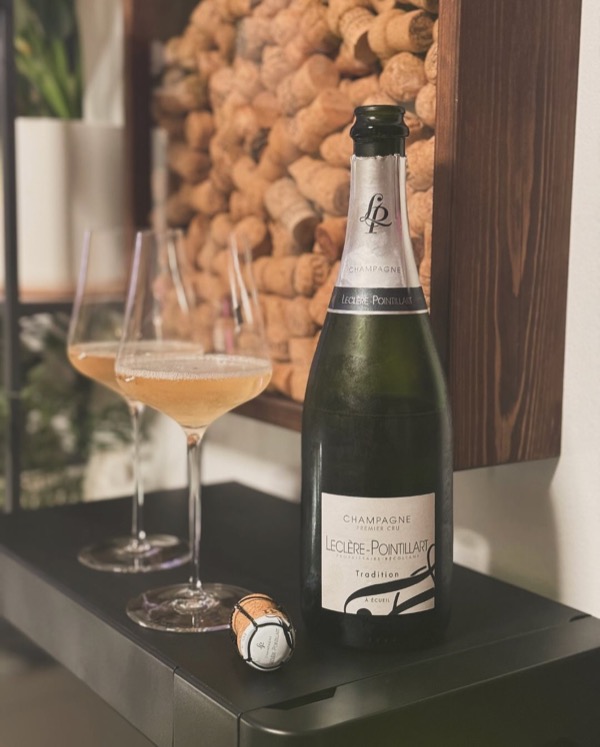 Manchmal will man einfach nur ein Glas, das funktioniert. Genau das liefert dieser 1er-Cru-Champagner aus dem Haus @champagne_leclere_pointillart :…