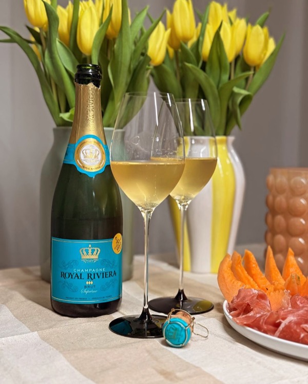 Süße Melone, salziger Schinken – und ein Hauch Côte d’Azur im Glas. 🥂🍈

Gestern Abend war einer dieser Abende, an denen man gar nicht viel braucht:…