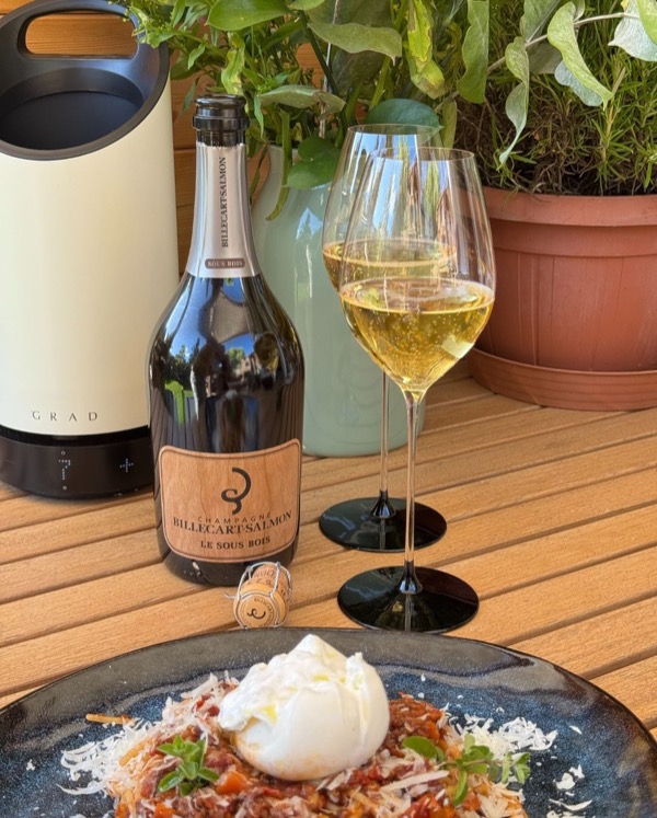 Der Mittag begann gestern ganz klassisch: Bolognese ansetzen – langsam, geduldig, mit allem, was dazugehört. Und ja, mit einem Pinot Noir 2012er Ried…