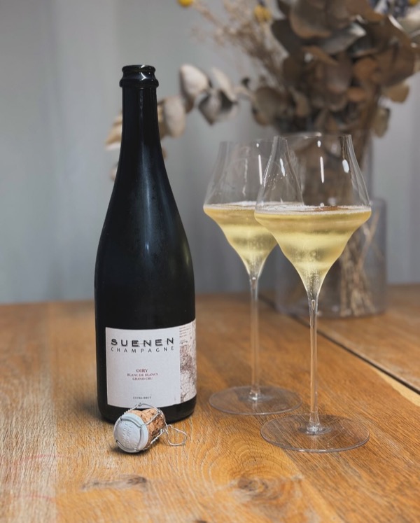 heute war es Zeit, eine besondere Flasche zu öffnen: @suenenchampagne – Oiry Blanc de Blancs. Ein Winzer-Champagner, der sich voll und ganz dem…