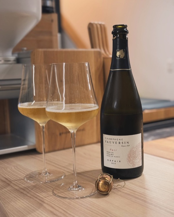 Gestern habe ich noch einen Orpair 2019 von @champagnevauversin geöffnet. 
Ein Blanc de Blancs Grand Cru aus Oger, der mich wirklich beeindruckt hat.…