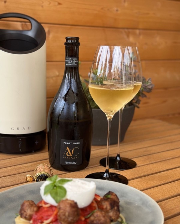 Seit Tagen wünscht sich mein Sohn Spaghetti Pomodoro mit Fleischbällchen. 
Heute haben wir uns also gemeinsam ans Werk gemacht.

Auf die beiden…