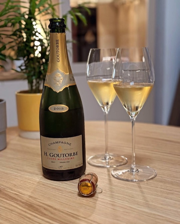 Manchmal braucht es keinen speziellen Anlass, um einen neuen Champagner zu probieren – ein entspannter Abend reicht völlig aus. Diesmal fiel die Wahl…