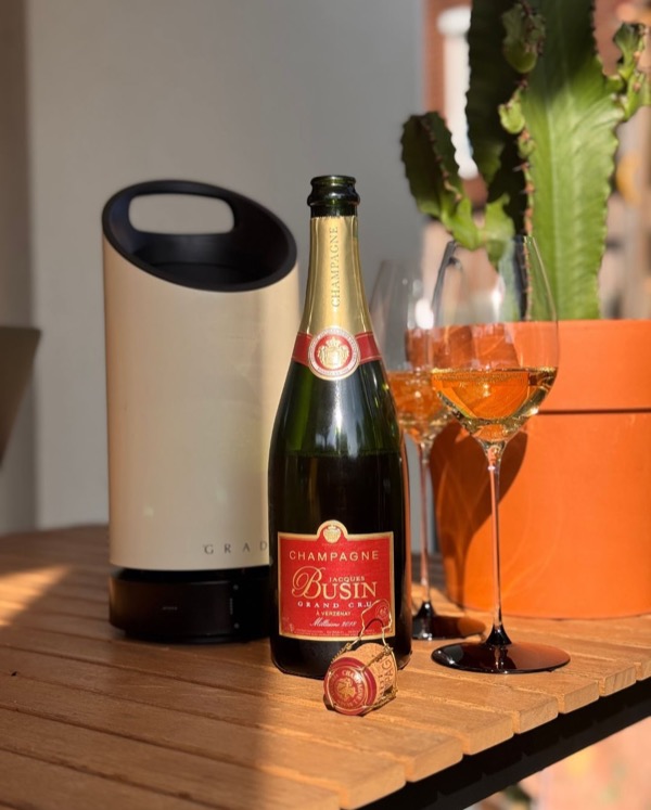 Der 2018er Millésime von @champagnejacquesbusin kombiniert Grand-Cru-Trauben aus Verzenay mit fünf Jahren Reifezeit – und liefert genau das, was man…