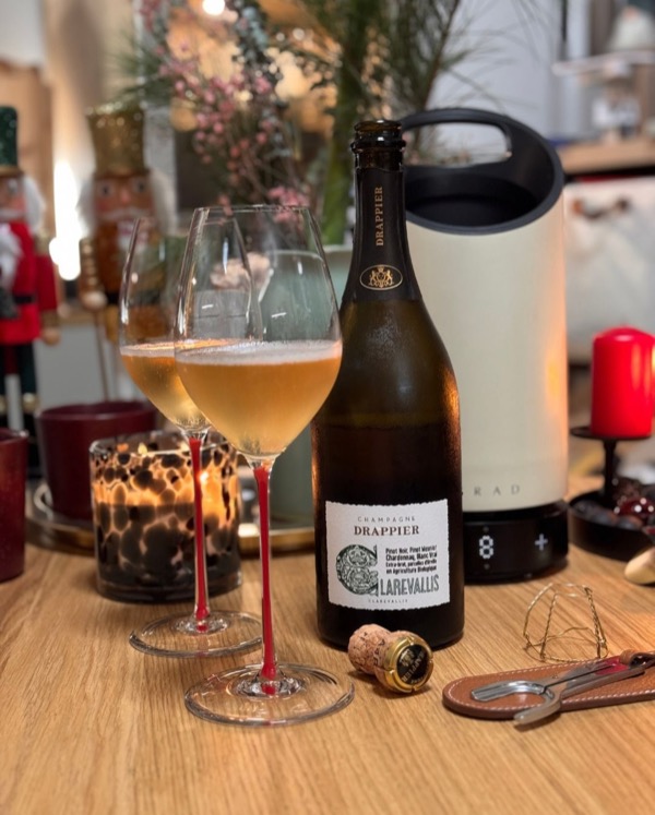 Der Clarevallis von @champagnedrappier war gestern die perfekte Flasche für gemütliche Weihnachtsvorbereitungen. 
Unaufgeregt, leise – und einfach…
