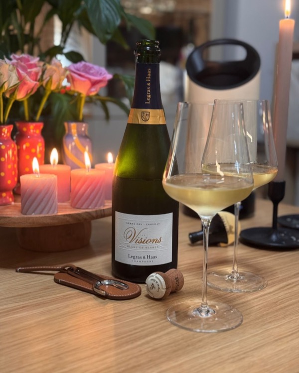 Chouilly ist in der Côte des Blancs oft für seine etwas „großzügigeren“ und cremigeren Chardonnays bekannt. Aber @legras_haas zeigt mit dem „Les…