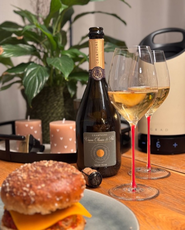 Aus den übrig gebliebenen Fleischbällchen vom Mittagessen wurden gestern Abend spontane Burger gebaut – mediterrane Meatballs, eine Scheibe Cheddar,…