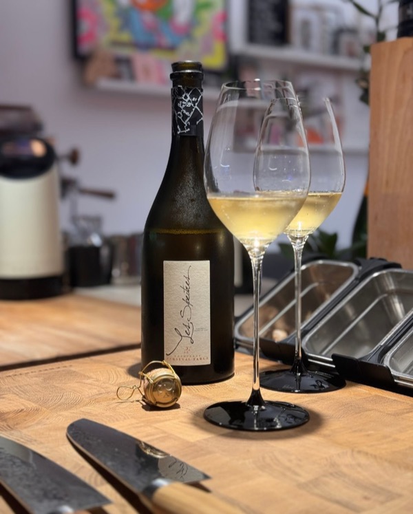 Manche Champagner begleiten Gespräche. 
Dieser hier unterbricht sie.

Die Cuvée Parcellaire „Les Spectres“ von @persevalfarge verlangt…