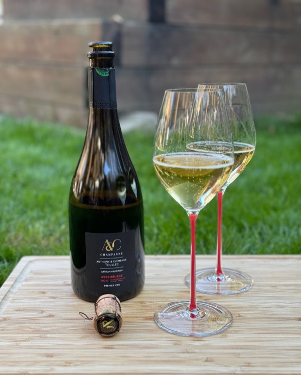 Heute einfach rausgesetzt. Frisch gemähter Rasen, ein Holzbrett und eine kleine Decke – Picknick-Style mitten im Garten. Sonne im Gesicht – und ein…