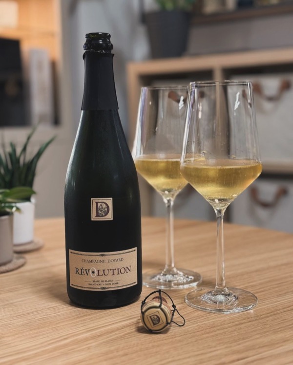Gestern habe ich noch den Champagne Doyard ( domainedoyard ) – Révolution – Blanc de Blancs geöffnet -  ein Erlebnis für die Sinne.

Was diesen…