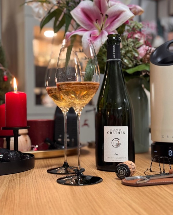 Schon beim Einschenken zeigt der Éole von @antoinegrethen diesen leicht kupfernen Ton – warm, zurückhaltend, fast golden.

In der Nase feine…