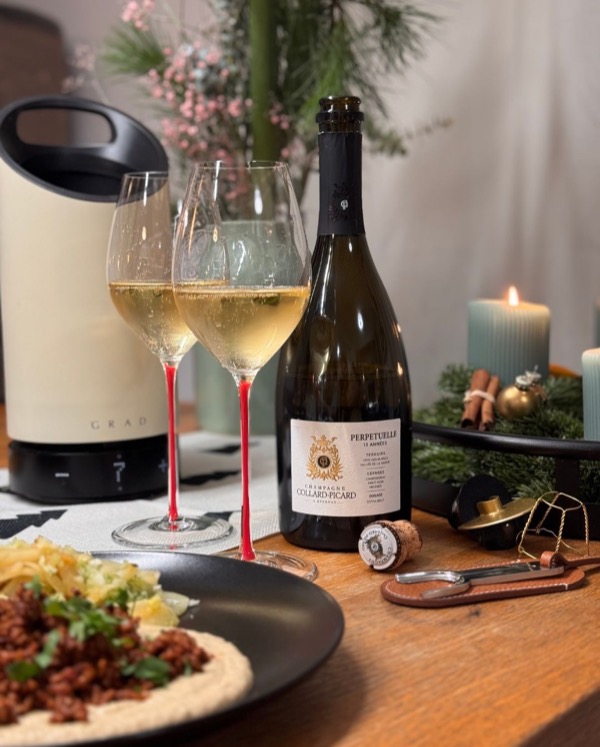 Heute mal ein zero-planning Mittagessen: Hamshuka (scharfes Rinderfaschiertes auf Hummus), dazu ein Fenchelsalat mit Orangen-Dressing – und absolut…