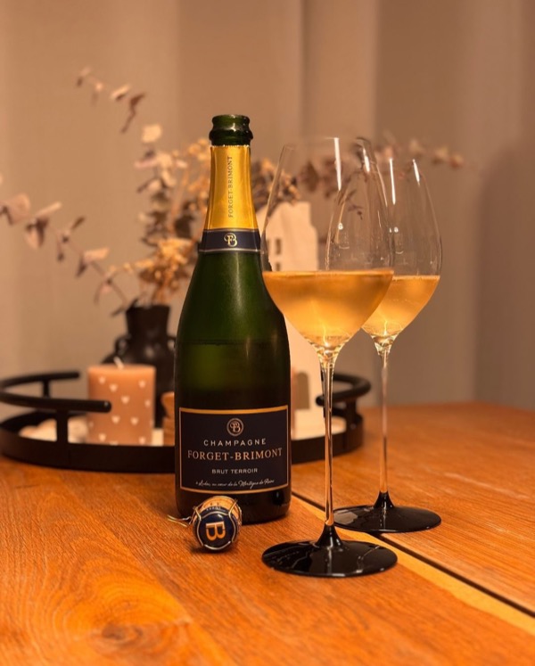 Gestern haben wir die erste Flasche aus dem Sortiment von @champagne_forget_brimont geöffnet – natürlich den Einstieg: Brut Terroir.

Ich hatte noch…