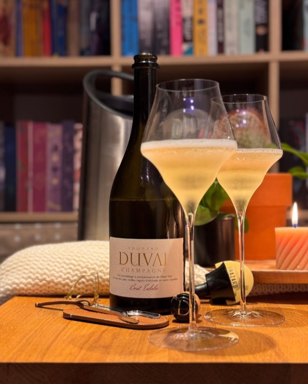 Manchmal verbergen sich hinter schlichten Etiketten die spannendsten Geschichten, wie zum Beispiel hier beim @champagne_edouard_duval – Brut…