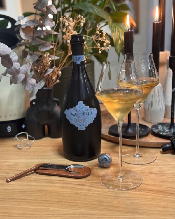 Manchmal sagt ein minimalistisches Etikett schon alles: Beim „Équilibre“ von @champagne_mathelin ist der Name absolutes Programm! Auf der Flasche…