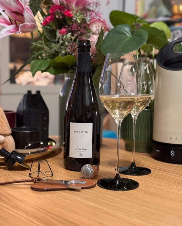 @champagnelaborderie kannte ich schon – aber die “Trois Contrées” bisher noch nicht. 
Diese Flasche war Teil des @terroirundadiletten Champagner…