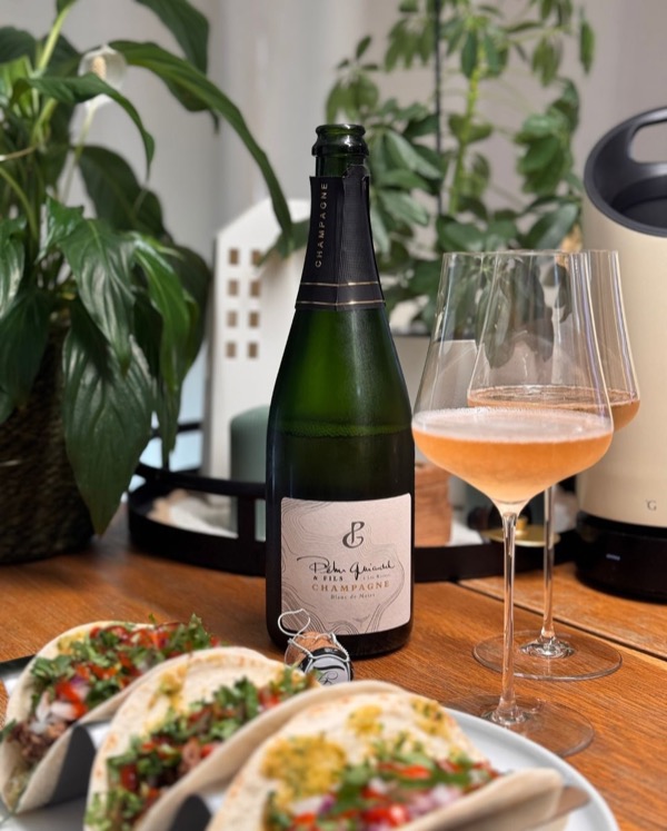 Manchmal stimmt einfach alles.

Gestern Tacos – würzig, scharf, aromatisch – und dazu der Blanc de Noirs von @champagnepehuguiardeletfils . Ein…