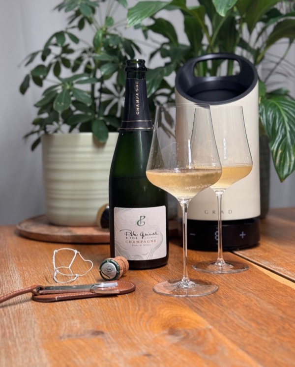 Der Blanc de Blancs von @champagnepehuguiardeletfils ist für mich eine Besondere Flasche. Péhu Guiardel & Fils war einer der ersten Winzer, von dem…