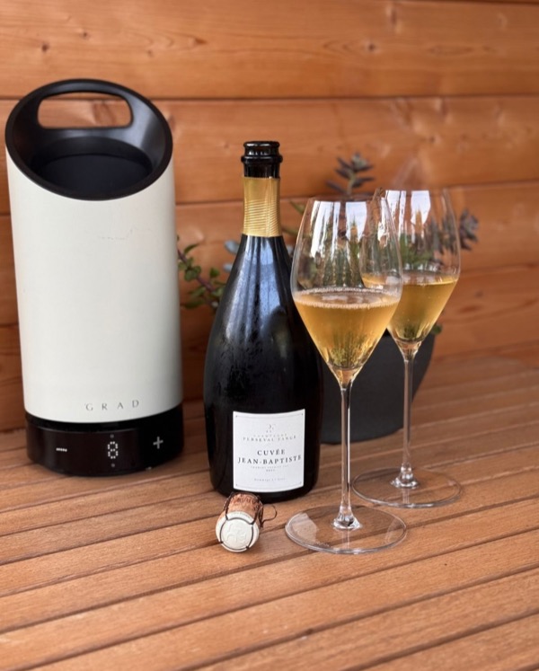 Es gibt Winzer, die arbeiten im Hintergrund – ruhig, präzise, ohne großes Marketing. Und Champagner hat ja ohnehin die schöne Eigenschaft, keine…