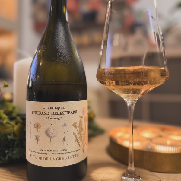 Ein Champagner mit Löwenzahn auf dem Etikett? Klingt ungewöhnlich, schmeckt aber nach Eleganz pur! 🌼 
Der Autour de la Creusette 2018 von…