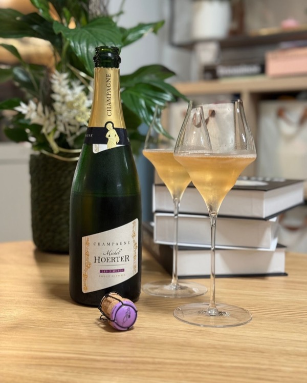 Heute im Glas: @champagne_michel_hoerter – Les 2 Muses. Ein Blanc de Noirs aus Pinot Noir und Meunier, der den Charakter der Vallée de la Marne…