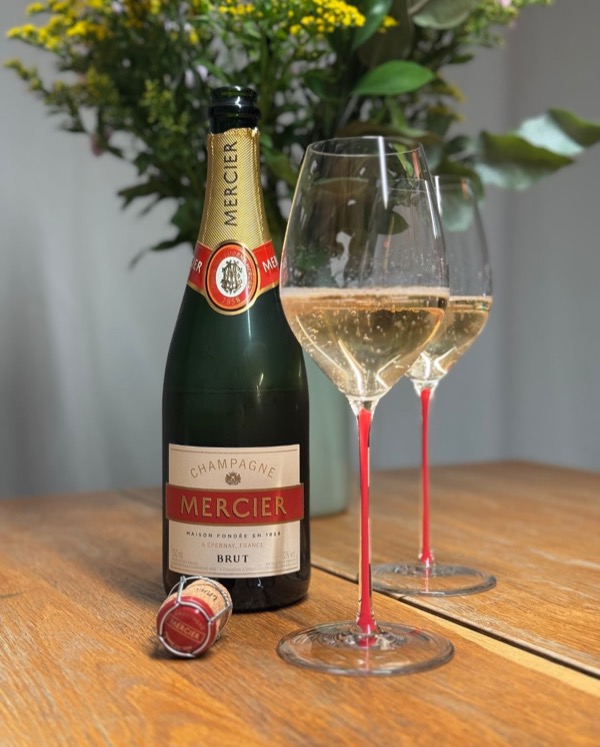 Eine Flasche, die ich vor einiger Zeit solo geöffnet habe. Angenehm zu trinken, unkompliziert und frisch – auch wenn diese Einstiegs-Cuvée von…