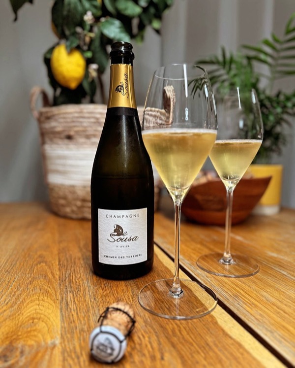Der Chemin des Terroirs von @champagnedesousa war vor ein paar Wochen eine spontane Entscheidung. Beezergekühlt, aus dem bauchigen Gabriel Glas…