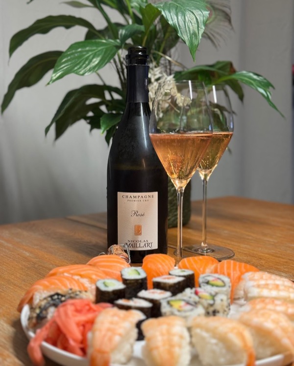 Heute mal wieder Sushi bestellt – nichts Aufwendiges, aber einfach gut. 

Passend dazu habe ich den Rosé von @nicolasmaillart aus dem Kühler gezogen.…